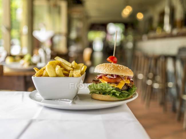 Cheeseburger aux croustilles — Photo de stock