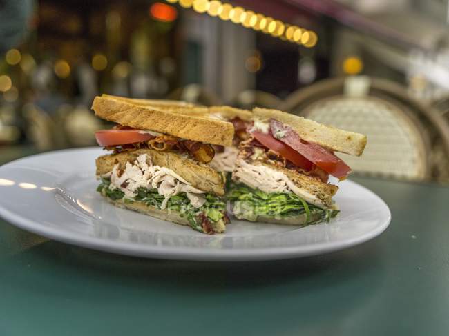 Club sandwich sur assiette — Photo de stock