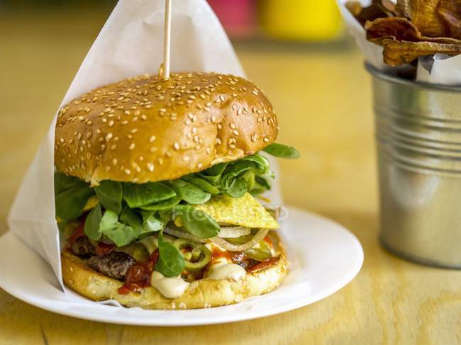 Hamburger mit Tortilla Chips — Stockfoto