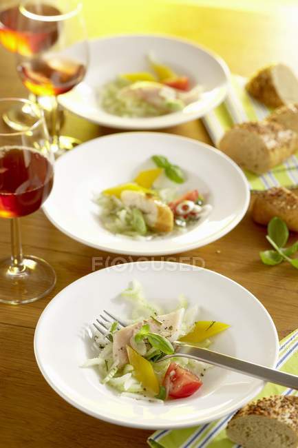 Pesce affumicato e insalata di sedano su piatti — Foto stock