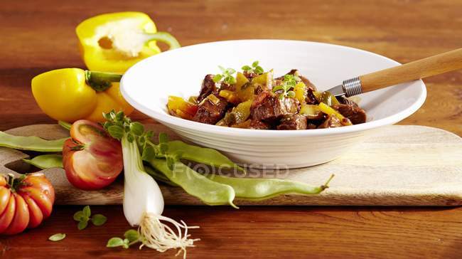 Goulash de carne de bovino com legumes — Fotografia de Stock