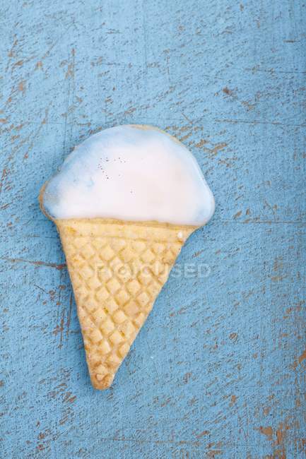 Galleta en forma de helado con glaseado blanco - foto de stock