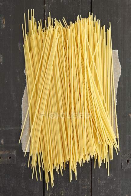 Pastas de espagueti sin cocer - foto de stock