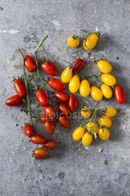 Red and yellow tomatoes — Stock Photo