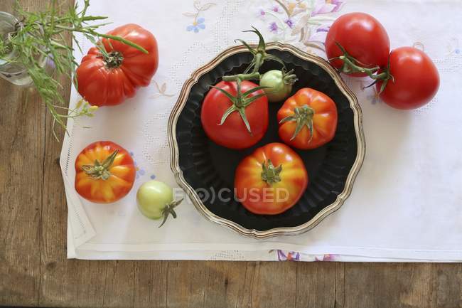 Расположение виноградных помидоров — стоковое фото