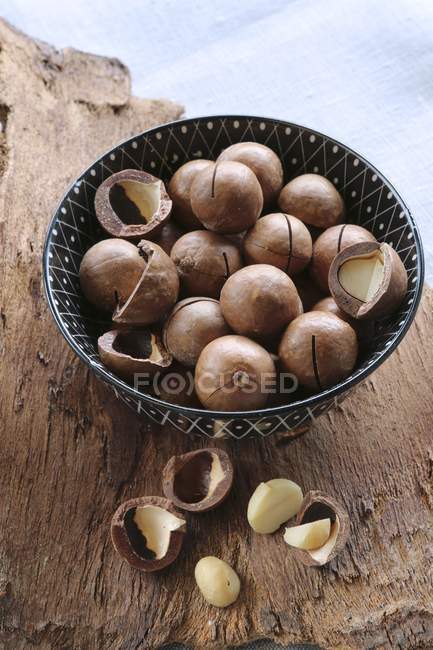 Nueces de macadamia enteras y agrietadas - foto de stock