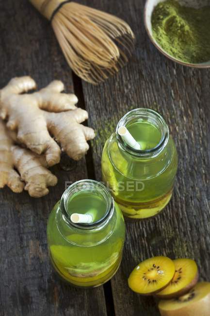 Closeup view of detox drinks with green tea, kiwis and ginger — Stock Photo