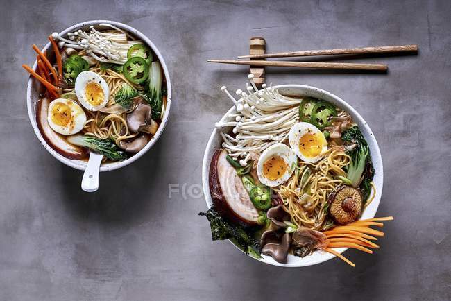 Ramen noodle soup with mushrooms — Stock Photo