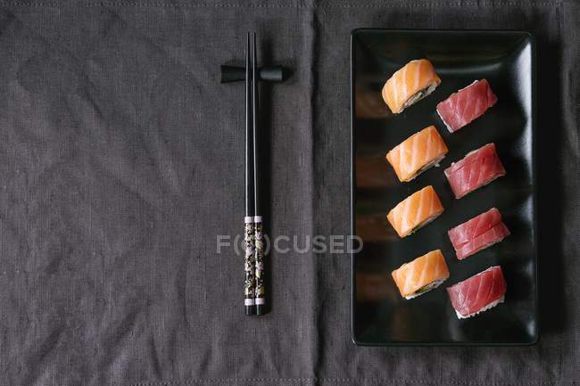 Sushi with salmon and tuna — Stock Photo