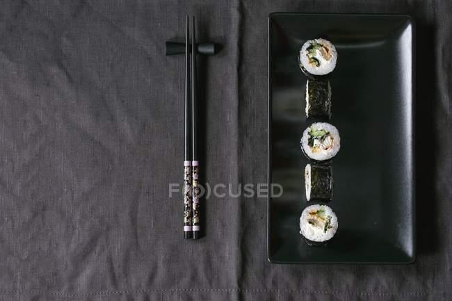 Maki Sushi auf schwarzem Teller — Stockfoto