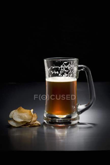 Vaso de cerveza oscura - foto de stock