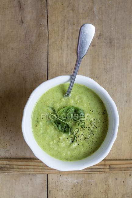 Травяной суп с черным перцем — стоковое фото