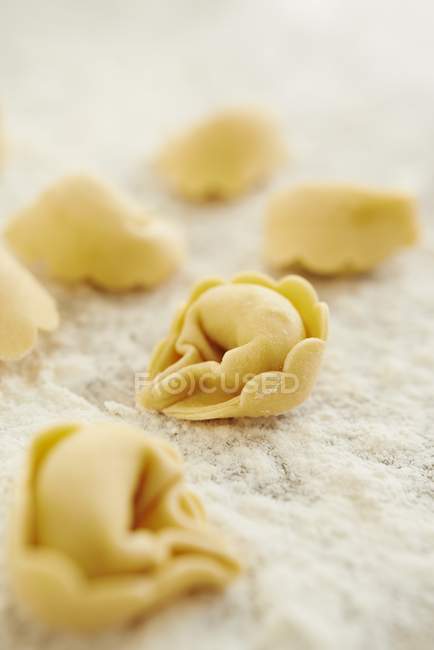 Rohe frische Tortellini-Nudeln — Stockfoto