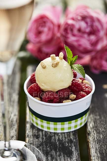 Карамельное и ванильное мороженое — стоковое фото