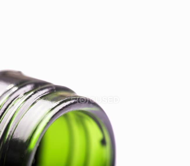 Primo piano vista di un collo di bottiglia su uno sfondo bianco — Foto stock