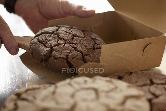 Man placing cookies — Stock Photo