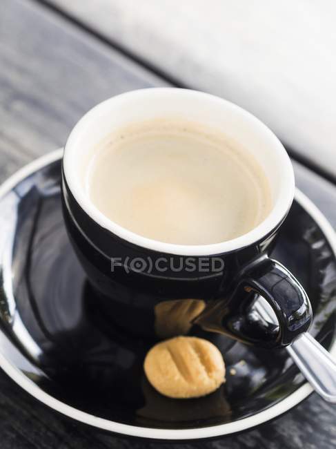 Кофе в черной чашке — стоковое фото