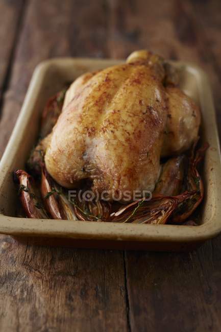 Целый жареный цыпленок — стоковое фото