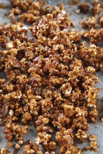 Popcorn al caramello sul vassoio — Foto stock