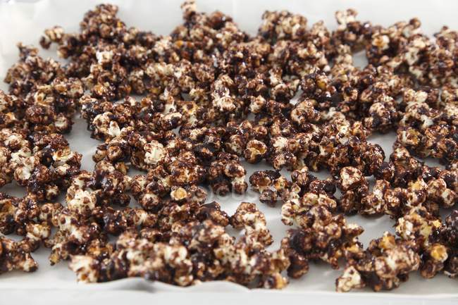 Popcorn al cioccolato sul vassoio — Foto stock
