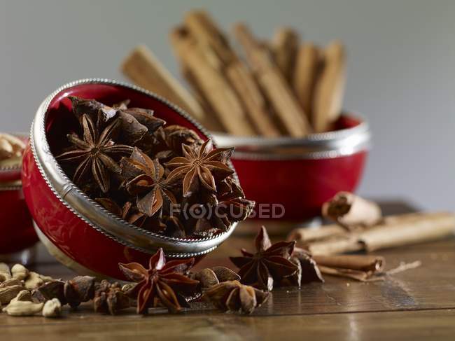 Cinnamon sticks and cardamom — Stock Photo