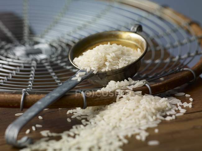 Сиров'ялений білий рис — стокове фото