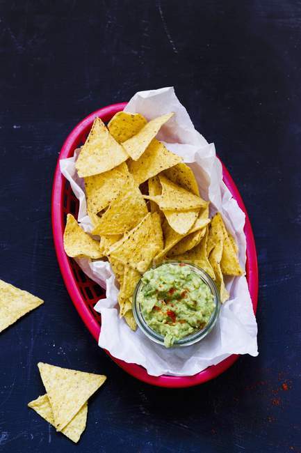 Avocado dip with chilli and tortilla chips — Stock Photo