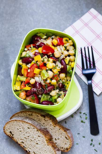 Salat mit Kichererbsen in Schüssel — Stockfoto