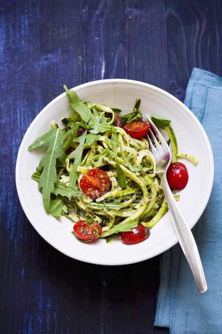 Courgette spaghetti with rocket — Stock Photo