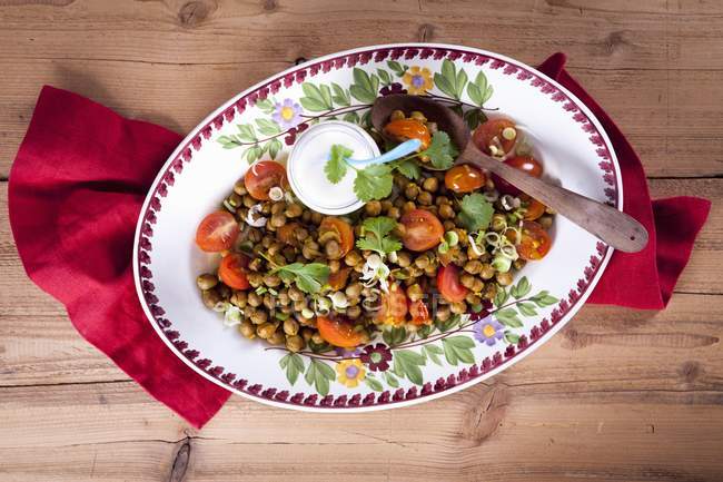 Салат из гороха со специями на тарелке — стоковое фото