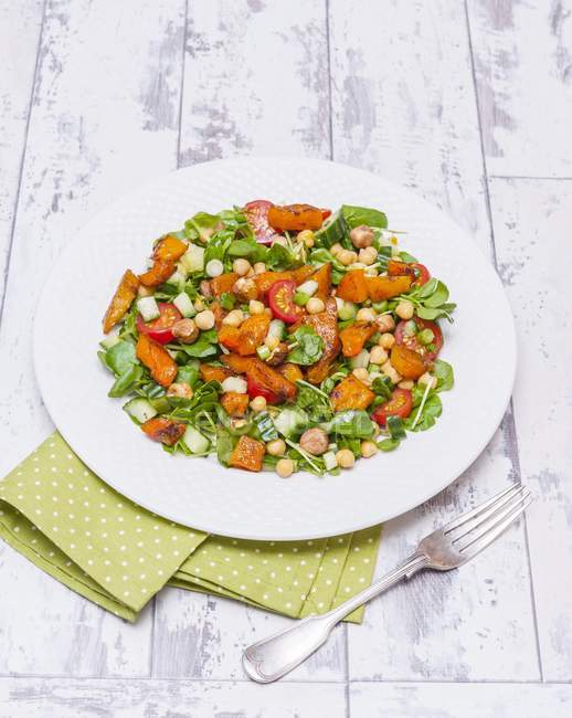 Salada de grão de bico e abóbora — Fotografia de Stock