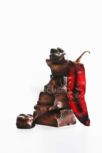 Chocolate con chile sobre blanco - foto de stock