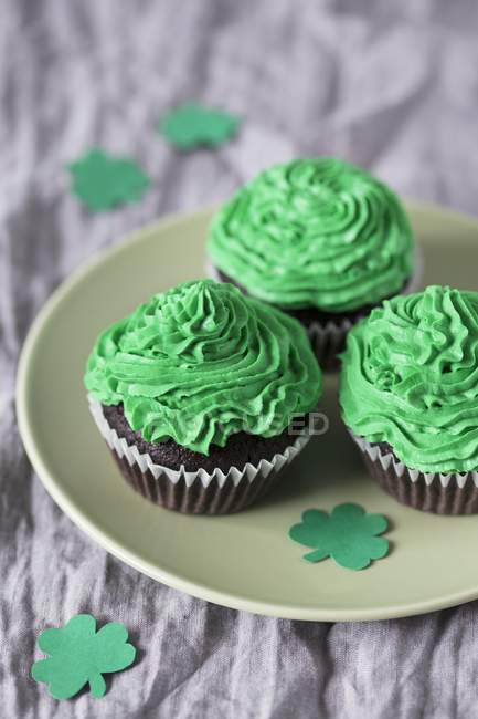 Cupcakes with green buttercream — Stock Photo