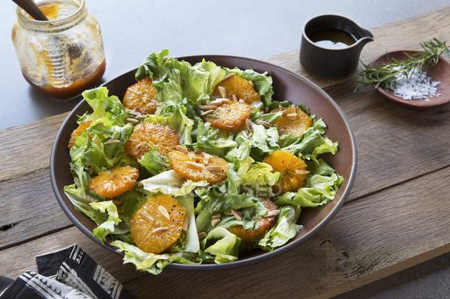 Blättersalat mit Orangen und Pinienkernen — Stockfoto