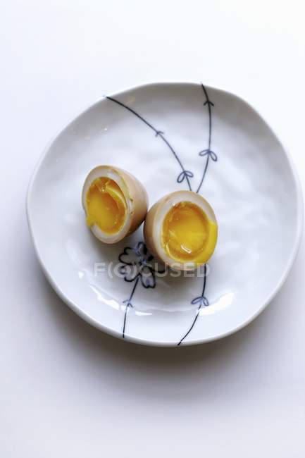 Huevo cocido a la mitad - foto de stock