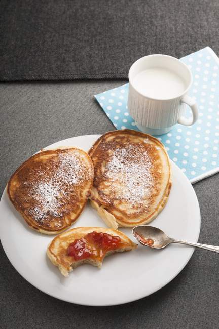 Buttermilk pancakes with icing sugar — Stock Photo