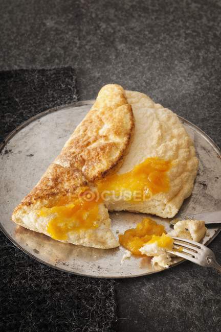 Schwamm-Omelett auf Tablett — Stockfoto