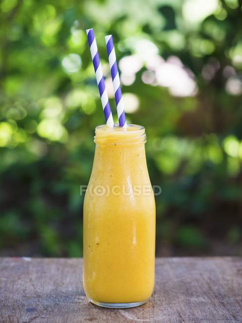 Smoothie aux mangues et ananas — Photo de stock