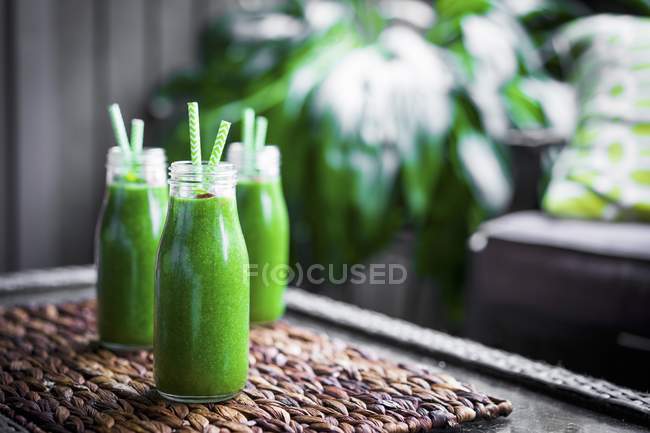 Fresh green smoothie — Stock Photo