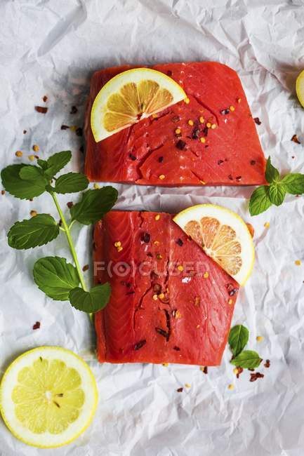 Raw wild salmon with mint — Stock Photo