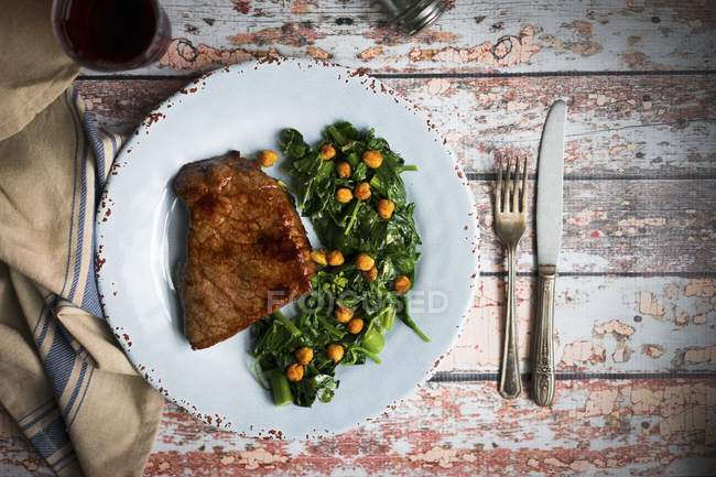 Beef steak with chickpea and spinach medley — Stock Photo
