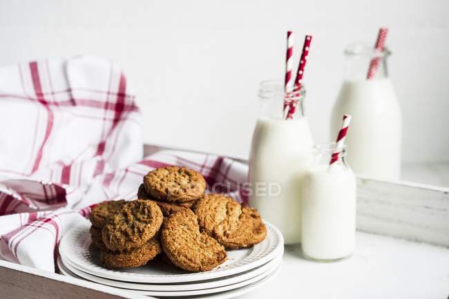 Oatmeal cookies on stacked plates — Stock Photo