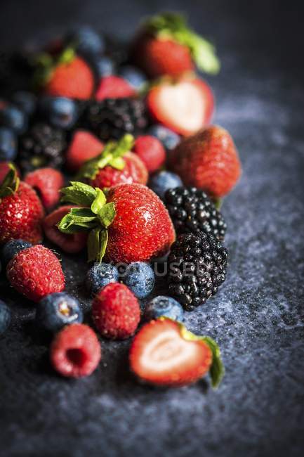 Свежие летние ягоды — стоковое фото