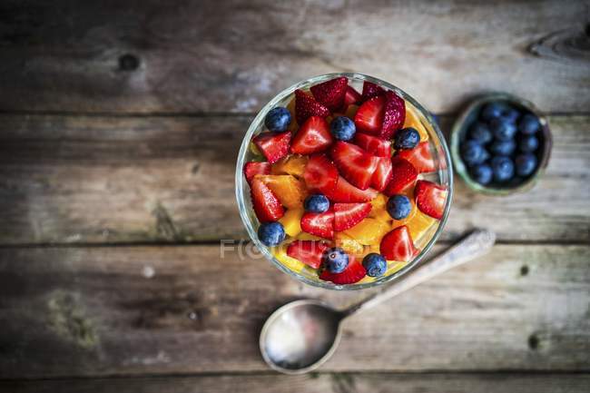 Salada de frutas em tigela — Fotografia de Stock