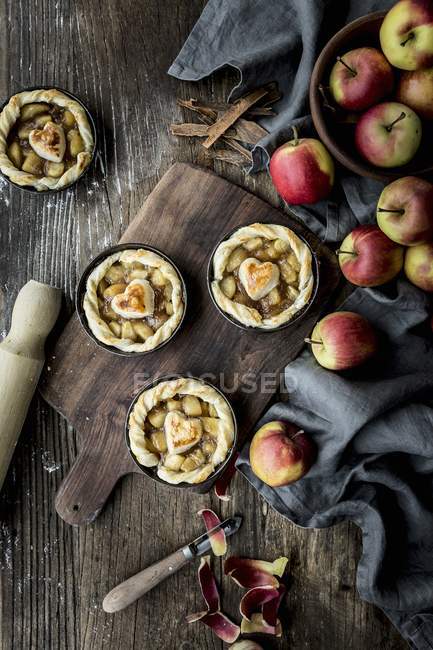 Apple tartlets decorated with hearts — Stock Photo