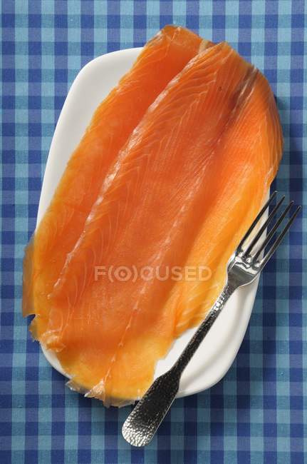 Dos rebanadas de salmón ahumado - foto de stock