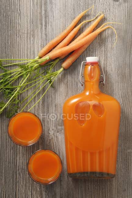 Морковный сок в очках — стоковое фото