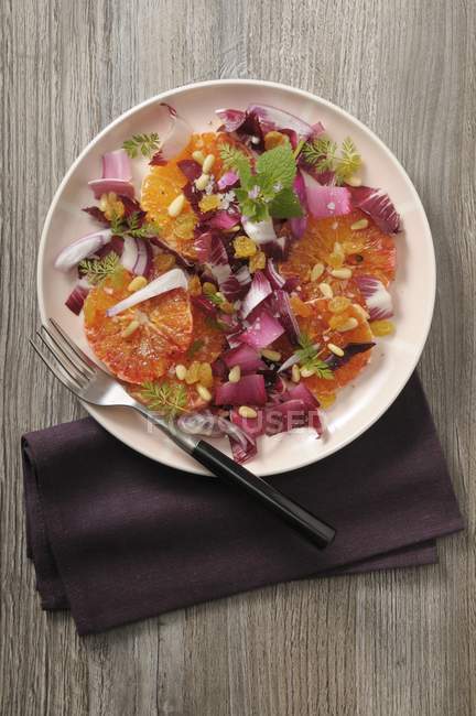 Orange salad with sultanas and pine nuts — Stock Photo