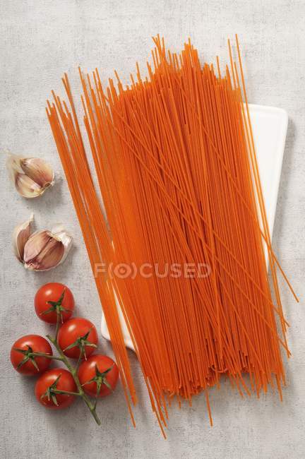 Невареные томатные спагетти — стоковое фото