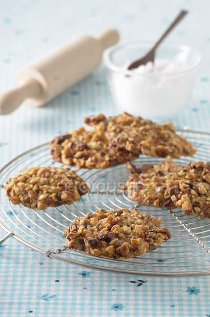 Nut biscuits on rack — Stock Photo